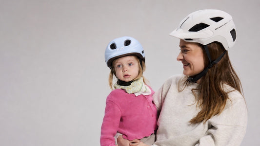 Kleinkind und Mutter mit KED Fahrradhelmen