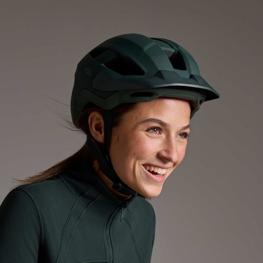 Frau mit dunkelgrünem KED Embrace Urban UF-1 Helm
