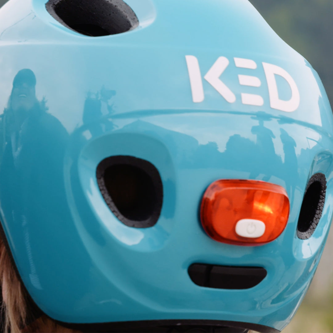 Integriertes LED-Rücklicht am Helm
