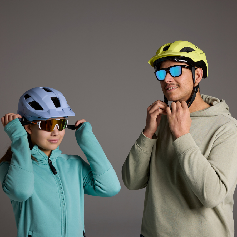 Zwei Personen setzen sich KED Embrace Urban UF-1 Fahrradhelme auf