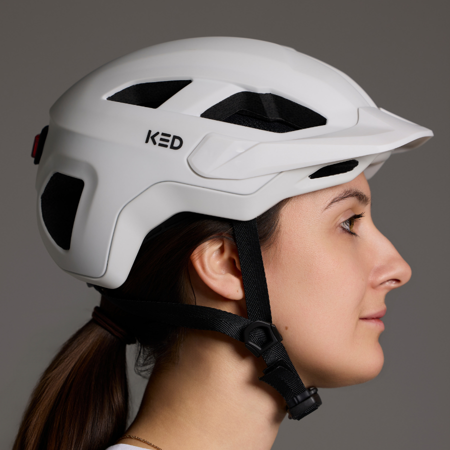 Frau im Profil mit weißem KED Embrace Urban UF-1 Helm