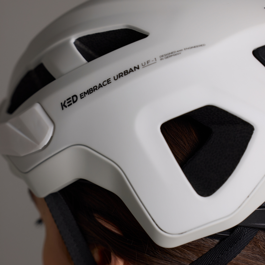 Detailansicht des weißen KED Embrace Urban UF-1 Helms mit Schriftzug