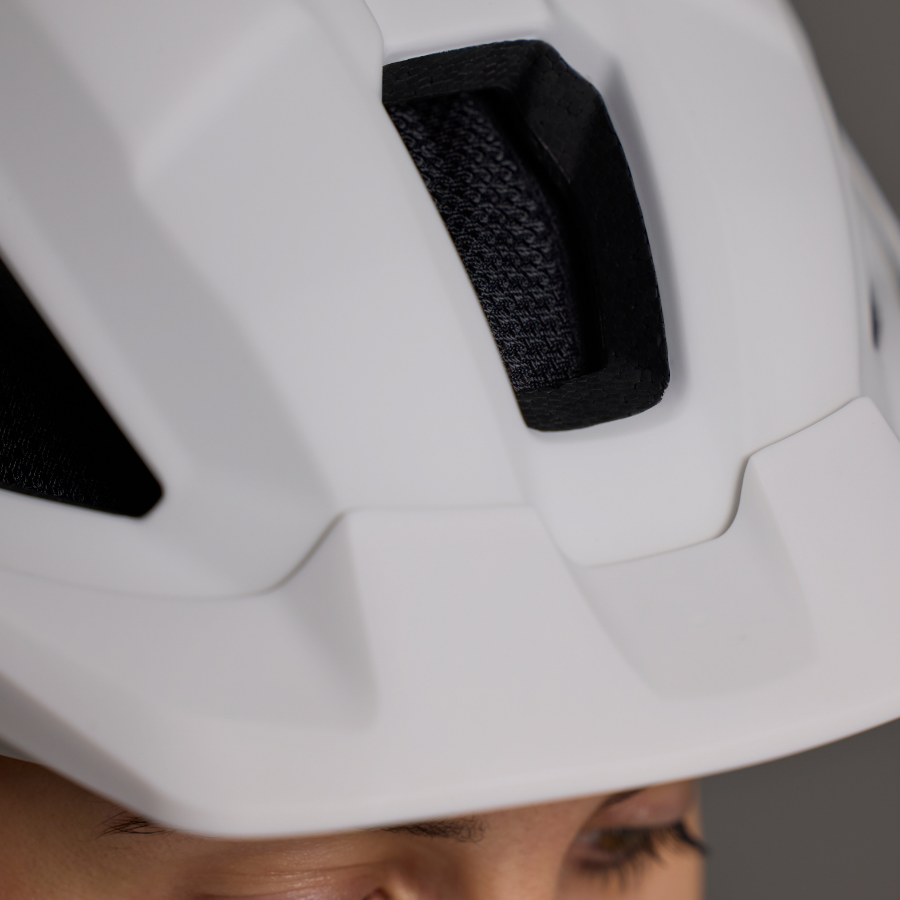 Weißer KED Embrace Urban UF-1 Helm in der Seitenansicht, getragen