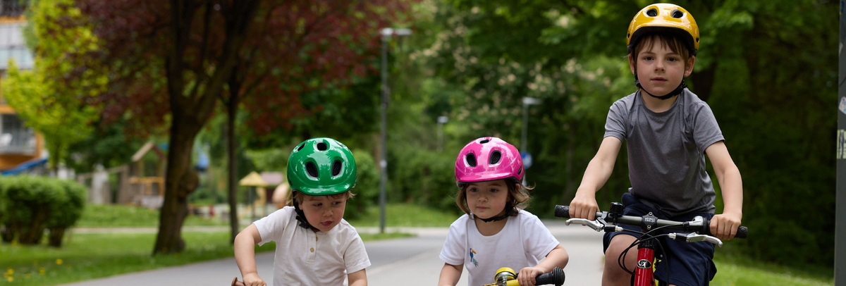 Kinder fahren mit KED Helmen Rad – der Helm wächst mit dem Kind