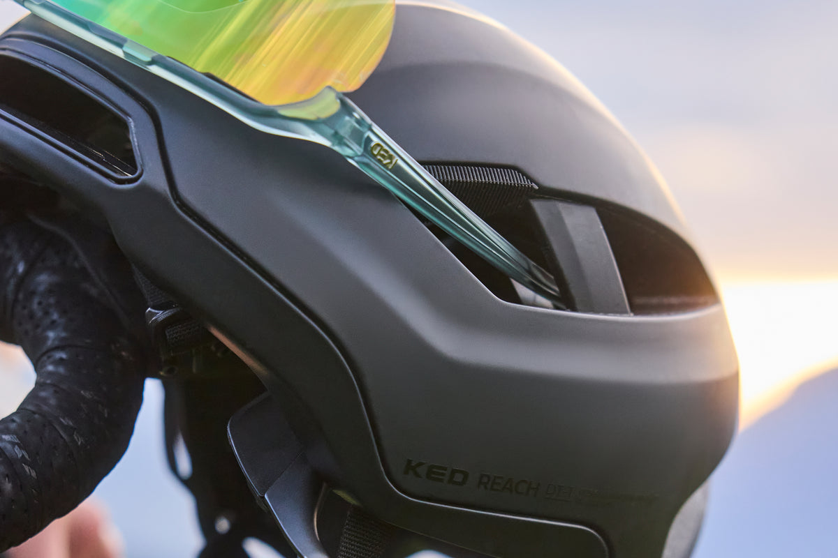 Sonnenbrille eingesteckt in der gummierten Brillengarage eines KED Reach Helms