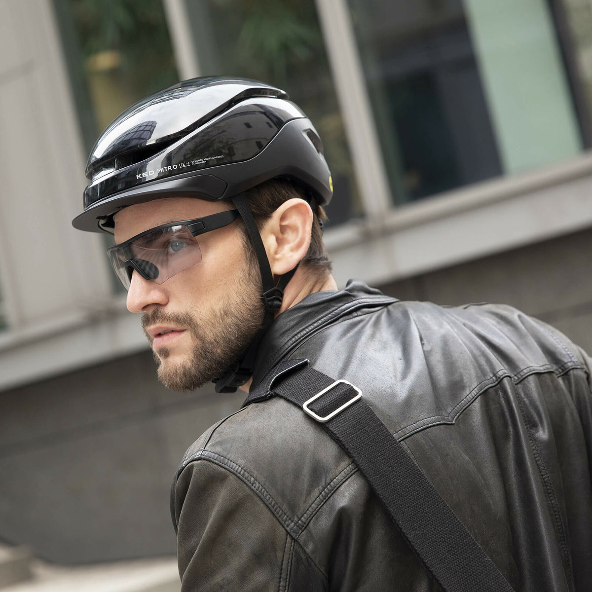 Mann mit Sonnenbrille trägt schwarzen KED Mitro UE-1 Urban-Helm in der Stadt